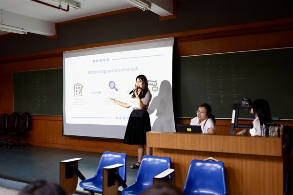 บรรยากาศโครงการพัฒนาเสริมสร้างสมรรถนะนิสิตและทักษะที่จำเป็นในศตวรรษที่ 21 กิจกรรมย่อยที่ 1 "เปิดมุมมองการฝึกงานจากรุ่นพี่สู่การพัฒนาทักษะทางสถิติสำหรับรุ่นน้อง"