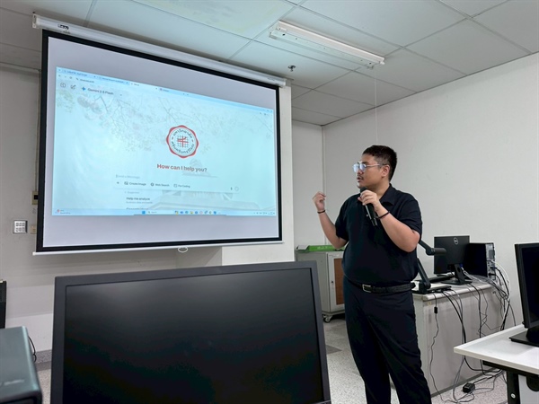 ภาพบรรยากาศโครงการพัฒนาเสริมสร้างสมรรถนะนิสิตและทักษะที่จำเป็นในศตวรรษที่ 21 กิจกรรมย่อยที่ 2 "เสริมทักษะการสืบค้นสารสนเทศเพื่อยกระดับสัมมนาและโครงงานทางสถิติ และจริยธรรมการใช้ AI"