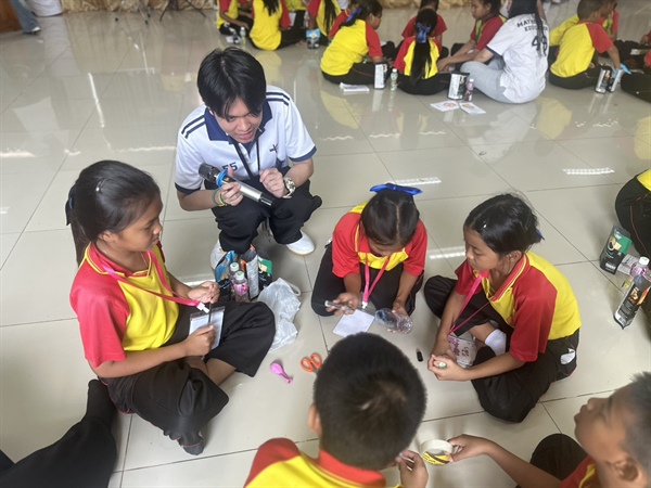 ภาพบรรยากาศ นิสิต กศ.บ.(คณิตศาสตร์) ปี 3 จัดค่าย Math Day Camp ให้เด็ก ป.4-6 โรงเรียนวัดศิริจันทาราม ส่งเสริมการเรียนรู้คณิตศาสตร์